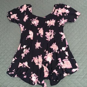 Romper floral print from Motel, worn once, perfect condition.